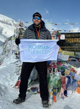 Declaration of love at an elevation of 5416 m. or how the flag of XOstudio FLOWERS ended up on the top of the mountain