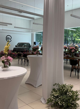 XOstudio FLOWERS a creat o grădină de primăvară în spațiul Land Rover din Chișinău