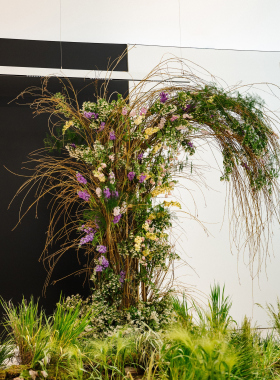XOstudio FLOWERS a creat o grădină de primăvară în spațiul Land Rover din Chișinău