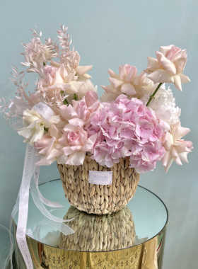 Delightful retro in baskets of flowers