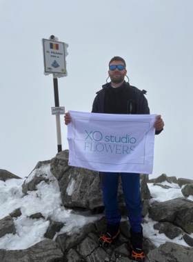 Primăvara printre zăpezi: steagul XOstudio FLOWERS pe vârful Peleaga