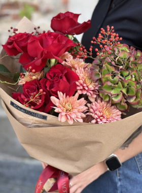 Colors of autumn in flower compositions and bouquets