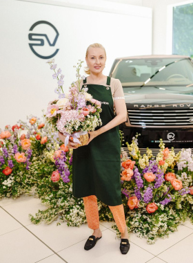 XOstudio FLOWERS a creat o grădină de primăvară în spațiul Land Rover din Chișinău