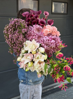 Crinul și Amaryllis: flori regale pentru buchete spectaculoase