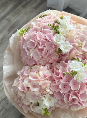 Frezia în buchete - delicatețe absolută