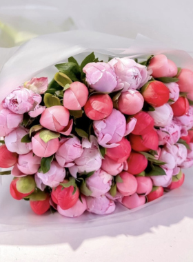 Bujori fără filtre: din experiența personală a florarilor XOstudio FLOWERS
