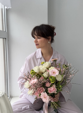 Un buchet de flori la cafeaua de dimineață: când ziua începe frumos