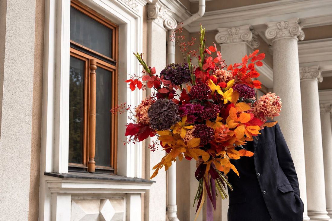 A vibrant fall bouquet of flowers, leaves, and twigs, with delivery in Chisinau.