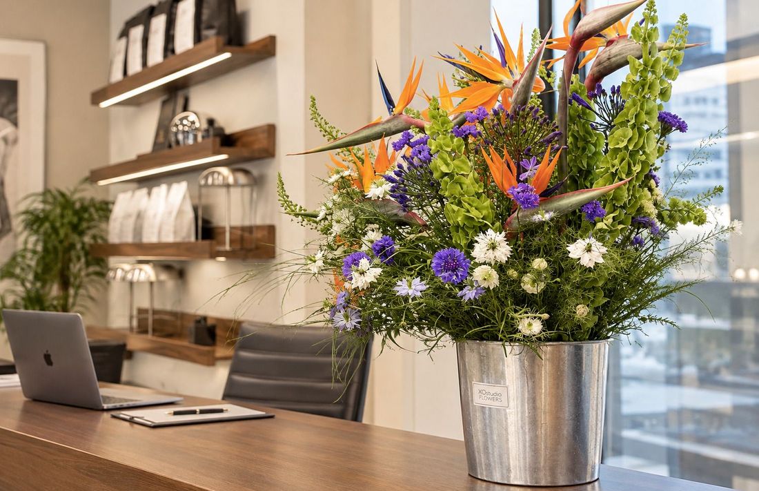 Buchete XOstudio FLOWERS prin abonamentul floral la birou.