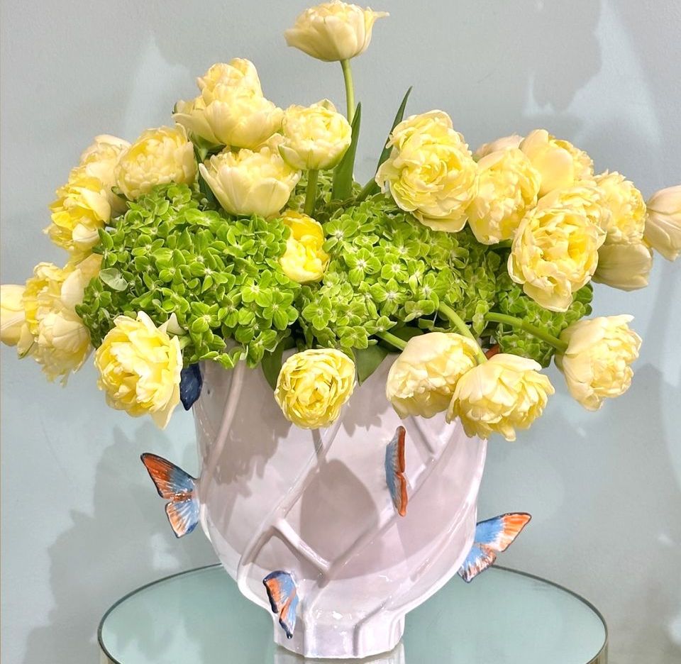 Buy a ceramic vase for a bouquet of flowers with delivery in Chisinau, xoflowers.md