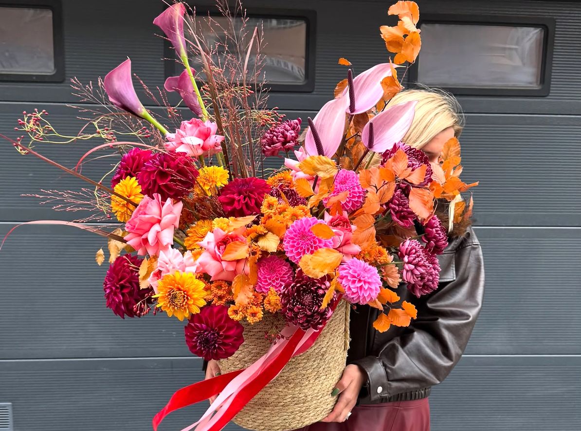 Order seasonal bouquets of flowers in baskets and boxes in Chisinau with delivery.