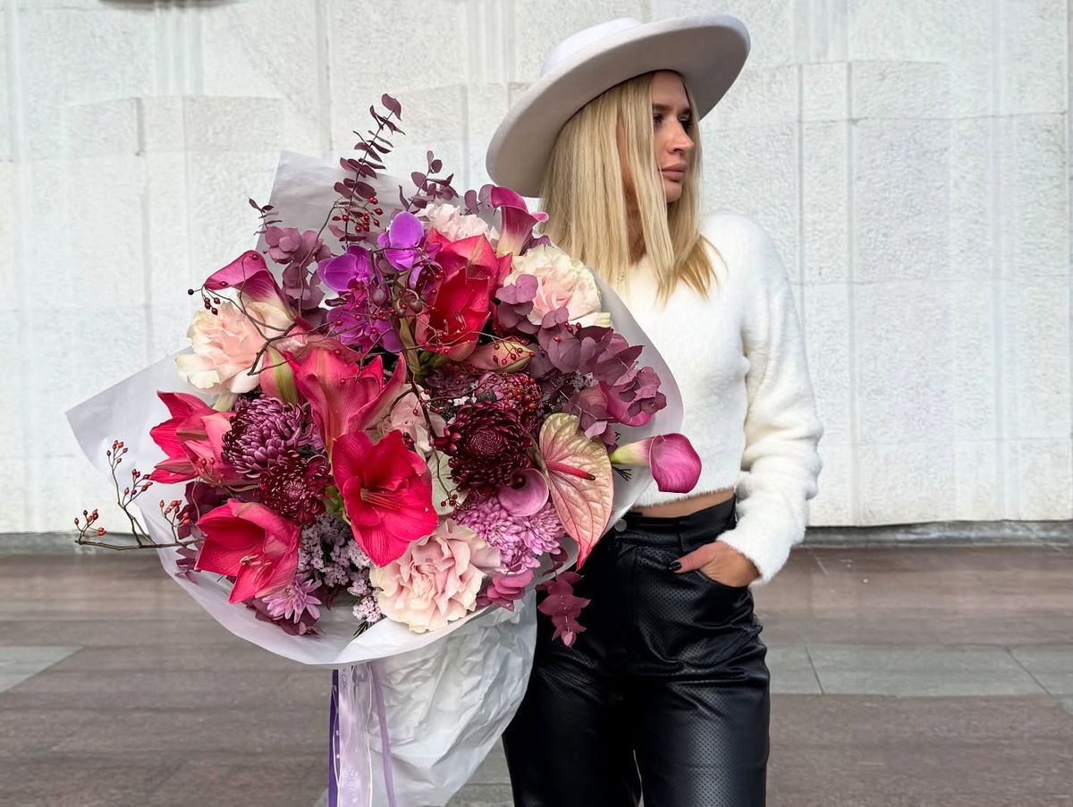 Cumpărați floarea Anthurium în combinație cu alte flori într-un buchet de la XOstudio FLOWERS în Chișinău.