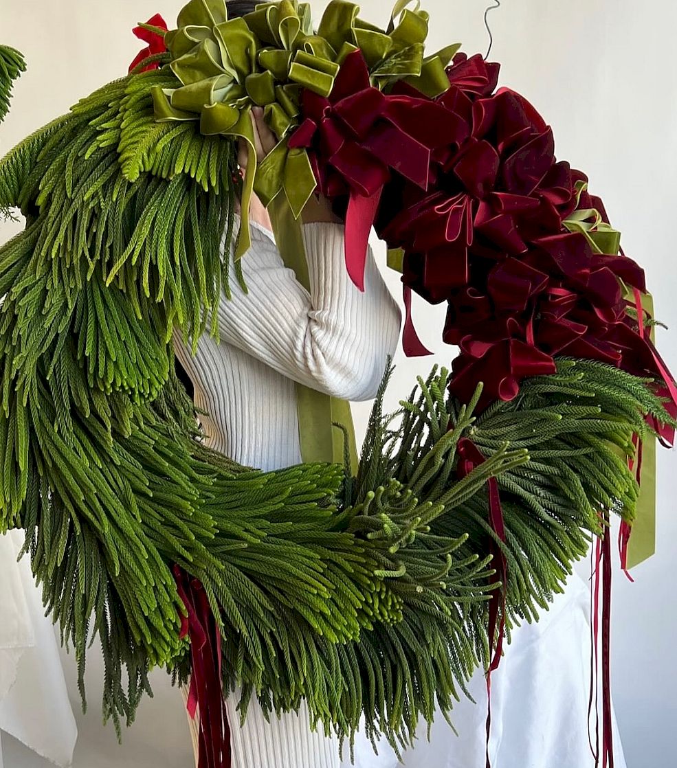 Order amazing Christmas compositions for the holiday with delivery in Chisinau.