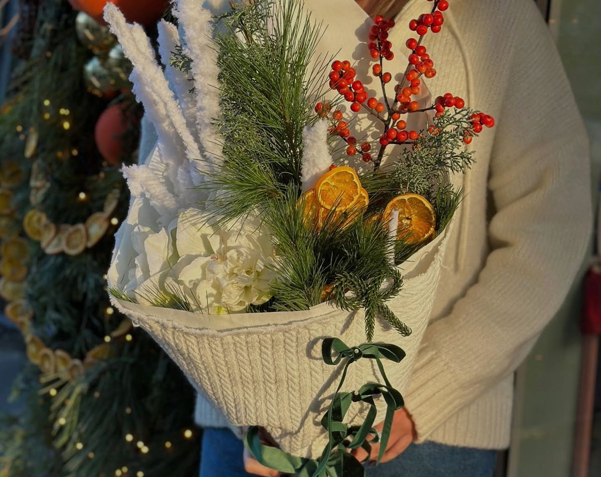 Order winter bouquets with pine needles in Chisinau with delivery, XOstudio FLOWERS.