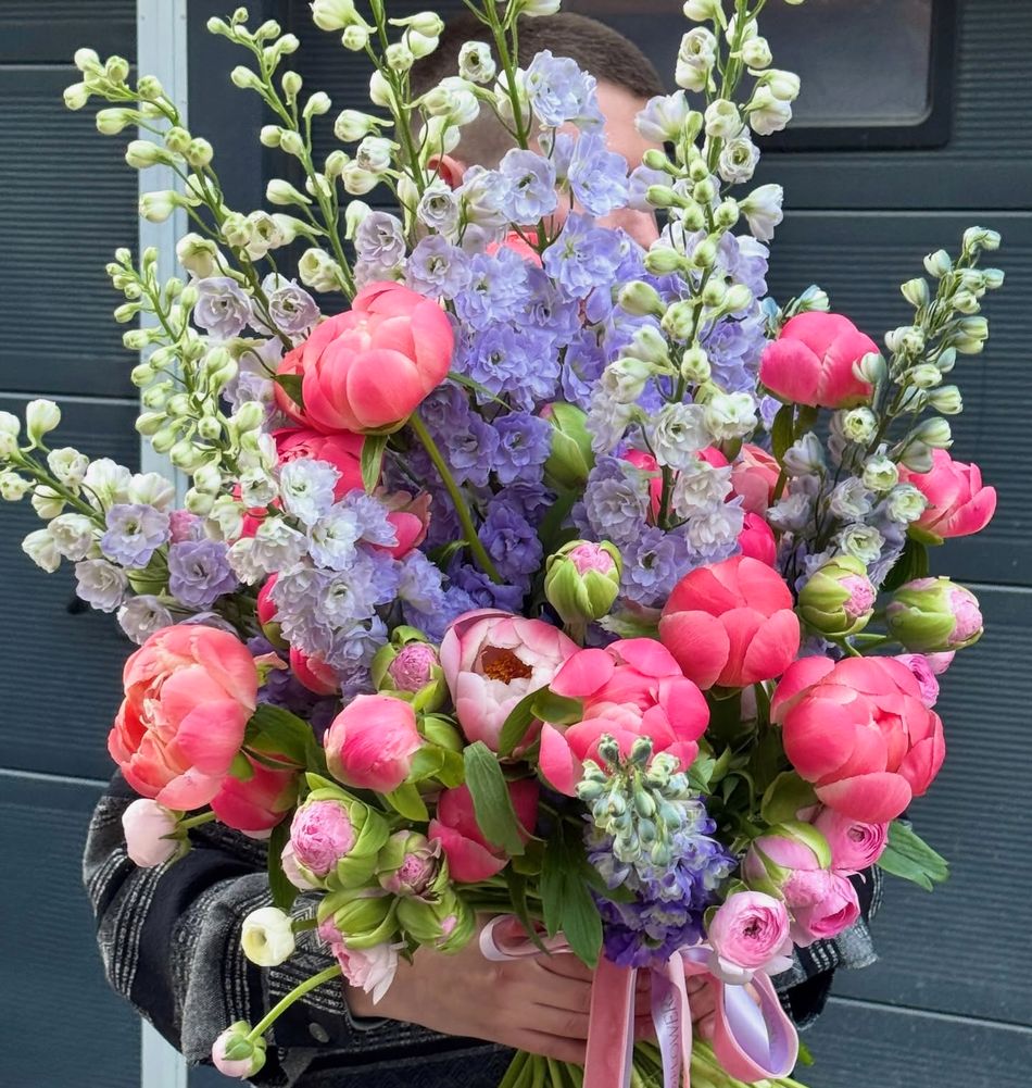 Buchetul «Taifunul emoțiilor» bujori de culoarea coralului, delfinii, ranunculi și lalele Ice Cream.