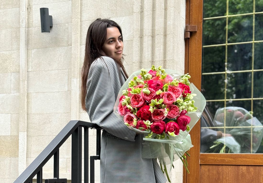 Un buchet simplu, monocromatic, pentru o tânără absolventă de liceu din Chișinău.