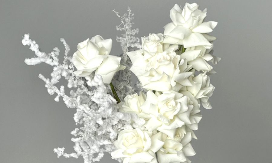 White roses in fresh bouquets, compositions in baskets and boxes to buy in Chisinau