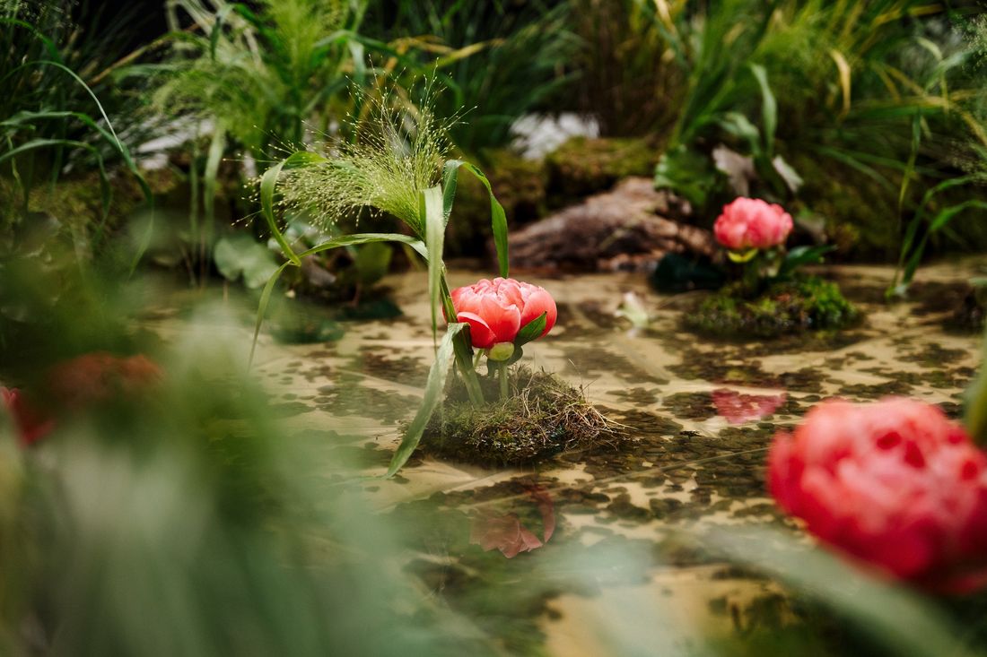 Un iaz artificial cu apă în centrul showroom-ului Land Rover din Chișinău, masterclass XOstudio FLOWERS.