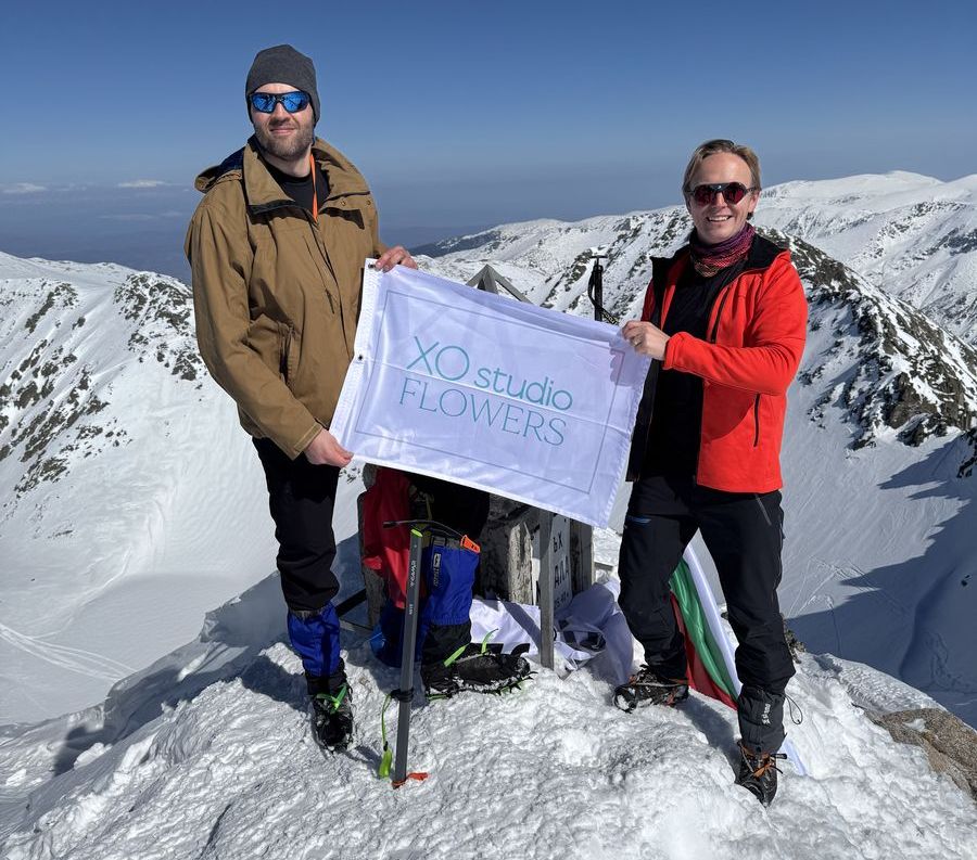 The flag of the XOstudio FLOWERS floristry studio from Chisinau at the peak of Mount Musala.