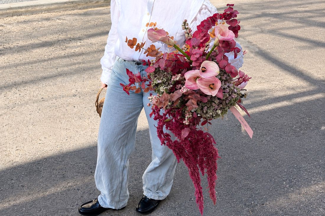 A hand-tied cascading bouquet without wrapping.